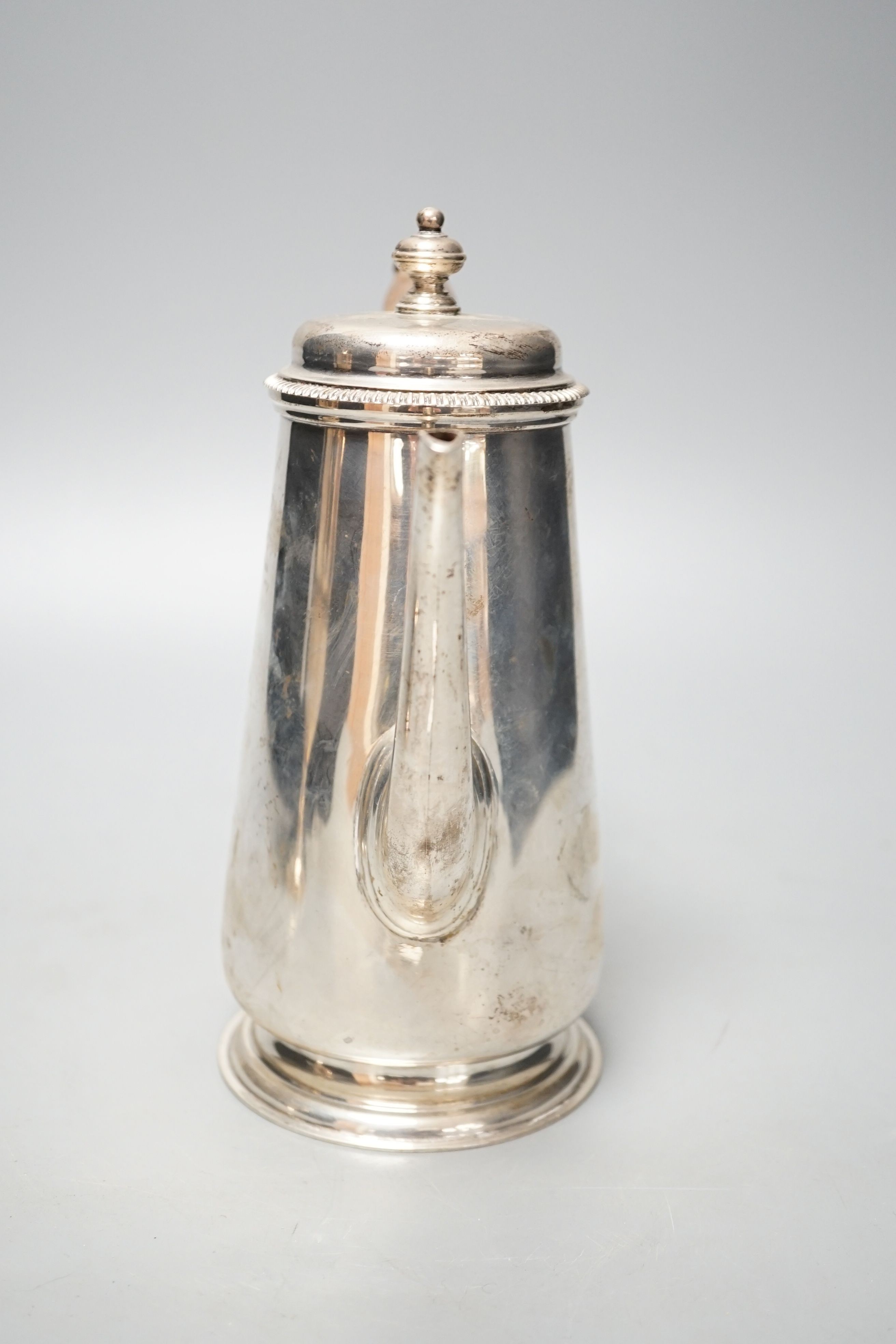 A George V silver coffee pot by Daniel & John Welby, London, 1928, height 21cm, gross weight 21.5oz.